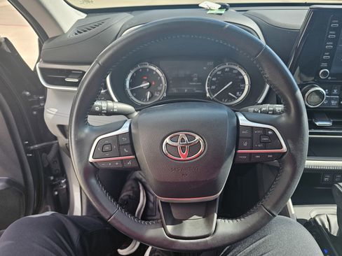 Used 2022 Toyota Highlander XLE image 19