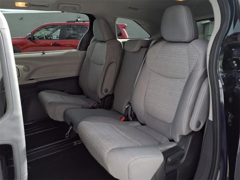 Used 2024 Toyota Sienna LE image 19
