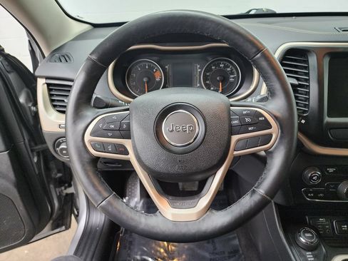 Used 2017 Jeep Cherokee Latitude w/ Cold Weather Group AWD/4WD image 14