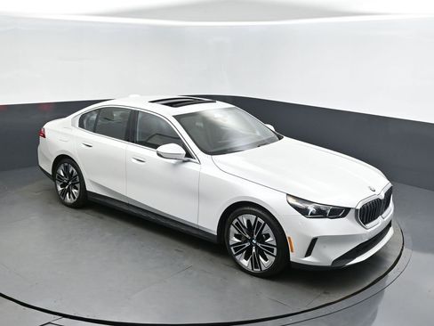 Certified 2025 BMW 530i xDrive w/ Premium Package image 36