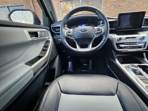 Used 2022 Ford Explorer XLT w/ Equipment Group 202A image 2