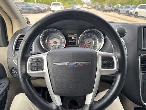 Used 2016 Chrysler Town & Country Touring-L w/ Driver Convenience Group FWD image 15