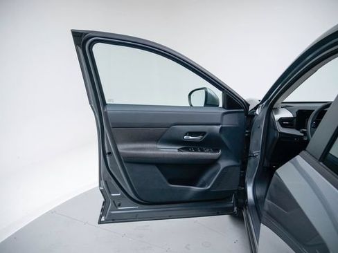 Used 2025 Nissan Kicks SV FWD image 12