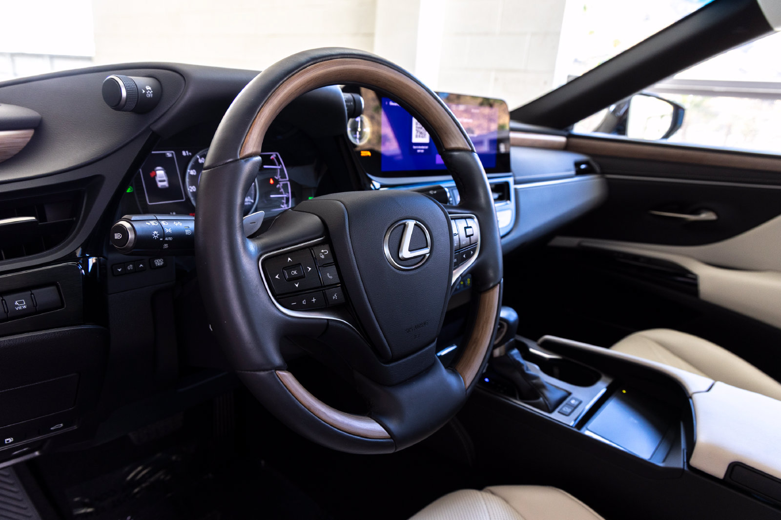 Used 2024 Lexus ES 300h w/ Technology Package FWD image 16