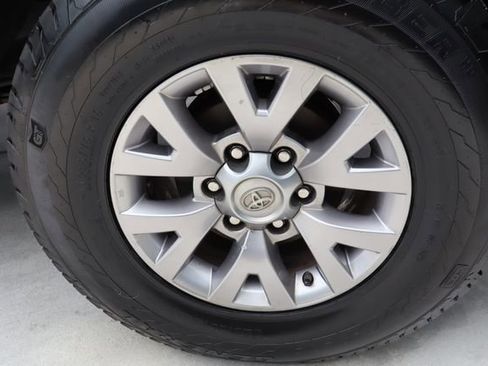 Used 2018 Toyota Tacoma SR5 RWD image 39