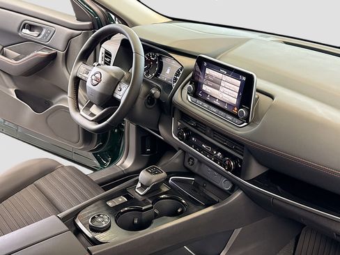 Used 2026 Nissan Rogue SV image 5