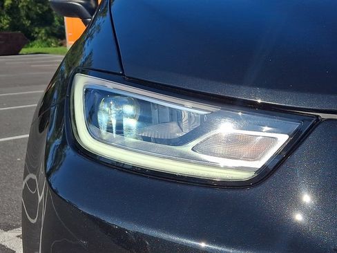 Used 2023 Chrysler Pacifica Touring-L FWD image 9
