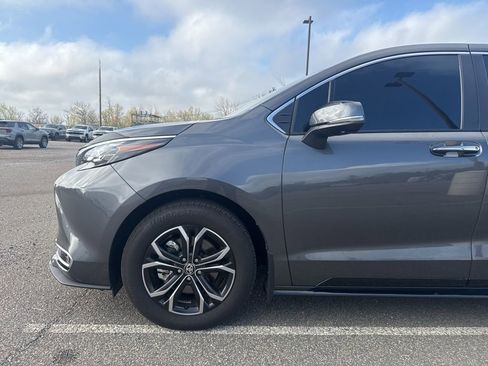 Used 2025 Toyota Sienna Platinum image 6