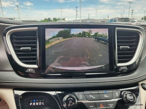 Used 2022 Chrysler Pacifica Touring-L FWD image 43
