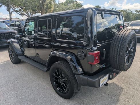 Used 2025 Jeep Wrangler Unlimited Sahara AWD/4WD image 8