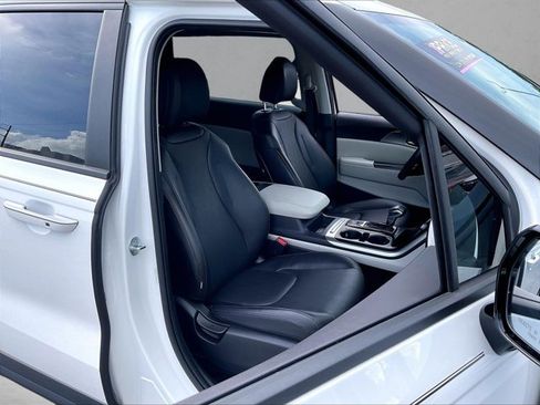 Used 2024 Kia Carnival LX FWD image 9