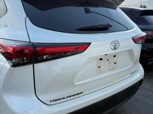 Used 2020 Toyota Highlander XLE AWD/4WD image 3
