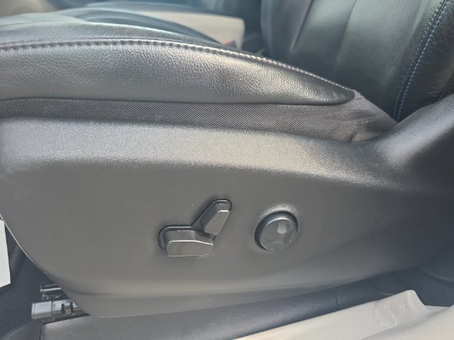 Used 2021 Chrysler Pacifica Touring-L FWD image 12