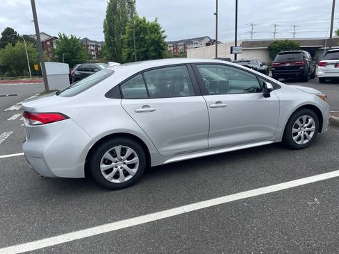 Used 2021 Toyota Corolla LE FWD image 2