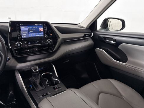 Used 2022 Toyota Highlander XLE FWD image 29