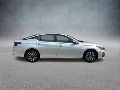Used 2025 Nissan Altima 2.5 SV FWD image 8