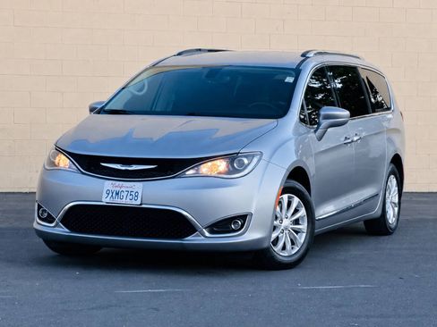 Used 2020 Chrysler Pacifica Touring-L FWD image 4