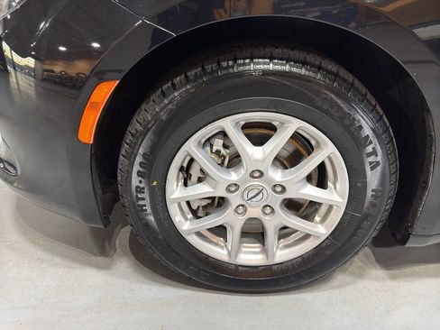 Used 2023 Chrysler Voyager LX image 9