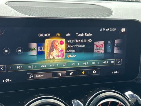 Used 2021 Mercedes-Benz GLB 250 w/ Premium Package image 22