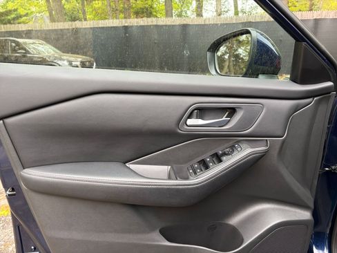 Used 2025 Nissan Rogue SV FWD image 18