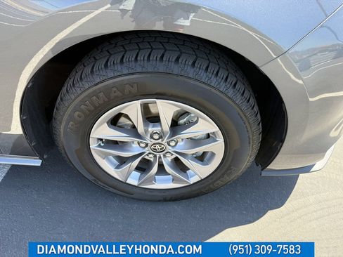 Used 2025 Toyota Sienna XLE FWD image 29
