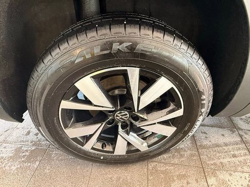 Used 2021 Volkswagen Atlas Cross Sport SE image 38