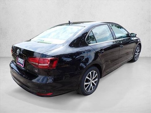 Used 2017 Volkswagen Jetta SE FWD image 4