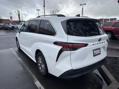 Used 2021 Toyota Sienna LE w/ LE Plus Package image 8