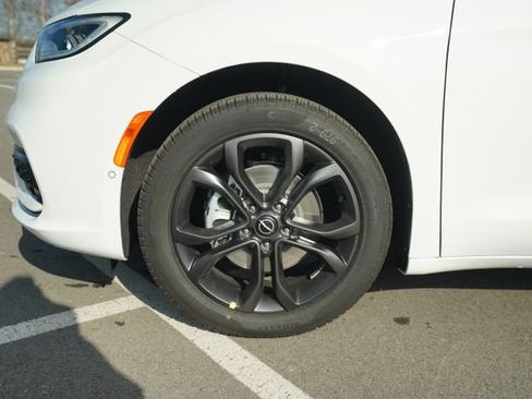 New 2026 Chrysler Pacifica Select image 11