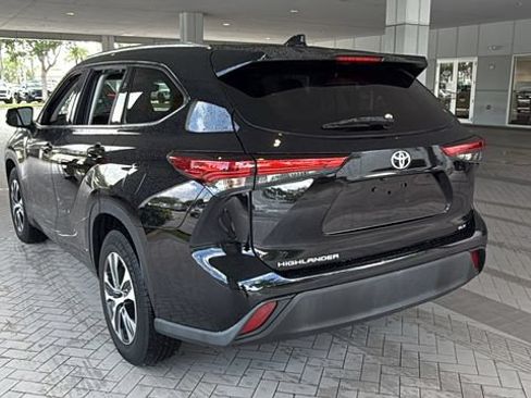 Certified 2021 Toyota Highlander XLE FWD image 5
