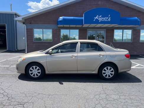 Used 2010 Toyota Corolla LE FWD image 2