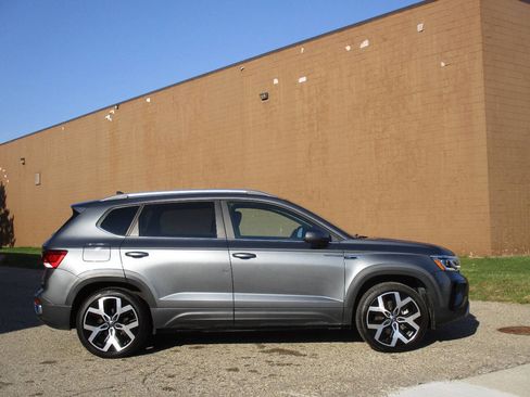 Used 2022 Volkswagen Taos SEL image 8