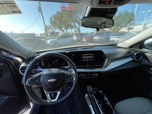 Used 2025 Chevrolet Trax LT w/ LT Convenience Package FWD image 34