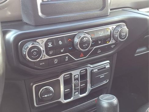 Used 2020 Jeep Gladiator Overland w/ Cold Weather Group AWD/4WD image 8