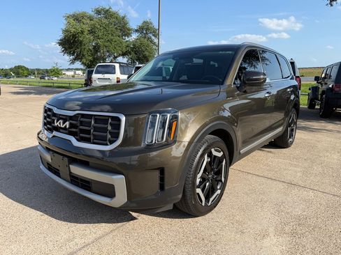 Used 2023 Kia Telluride S FWD image 3