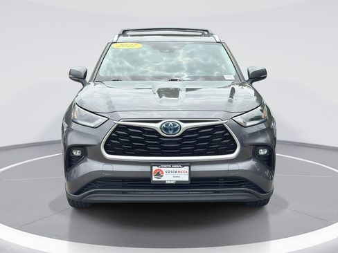 Used 2021 Toyota Highlander XLE AWD/4WD image 2
