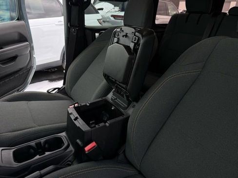 Used 2024 Jeep Wrangler Unlimited image 28
