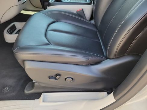 Used 2024 Chrysler Pacifica Touring-L FWD image 16