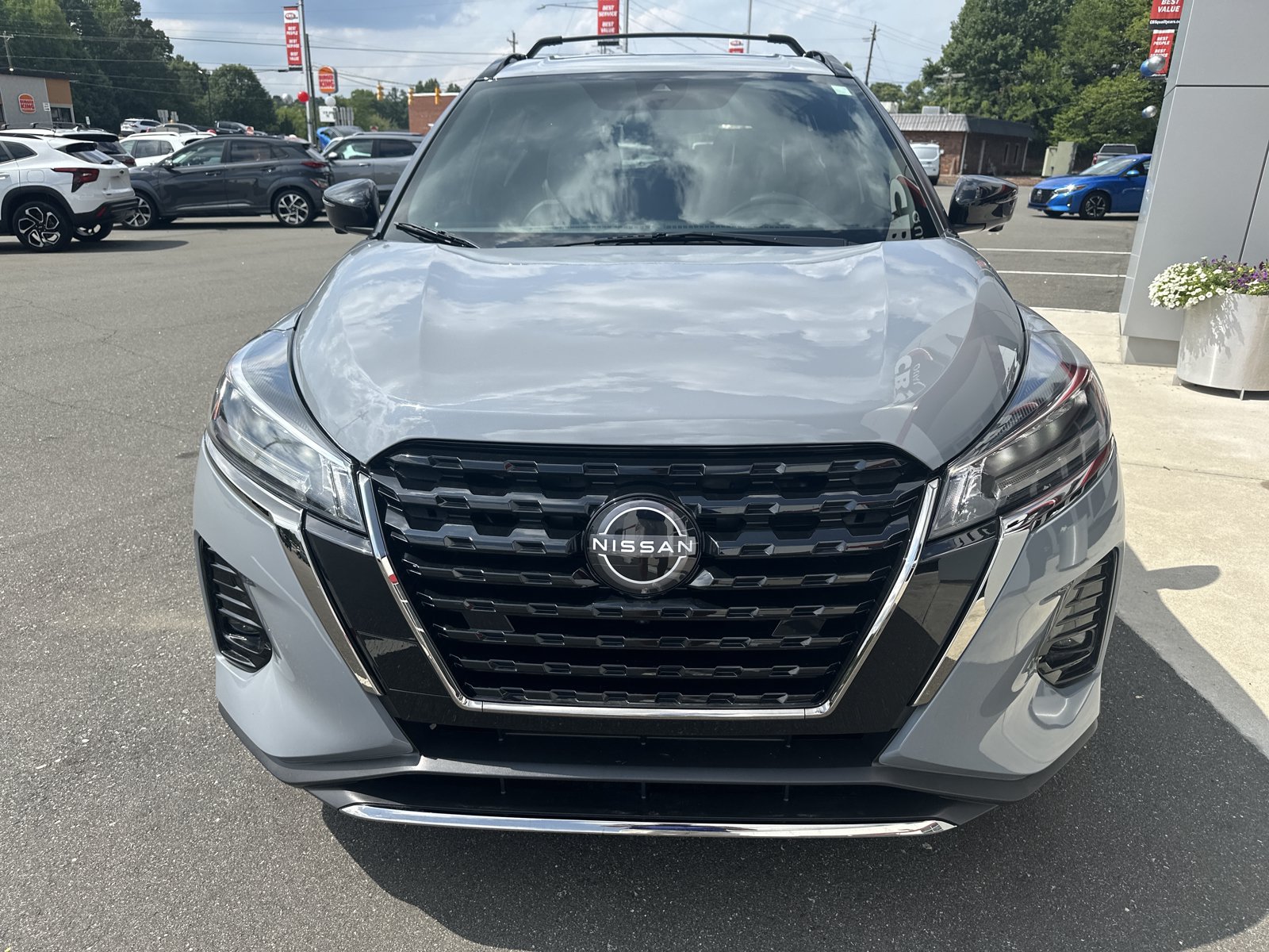 Used 2024 Nissan Kicks SR w/ SR Premium Package FWD image 3