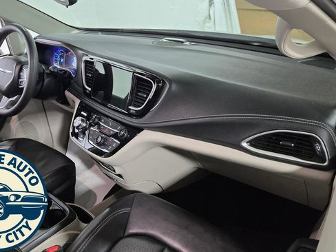 Used 2023 Chrysler Pacifica Touring-L FWD image 39