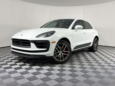 Certified 2022 Porsche Macan S AWD/4WD image 1