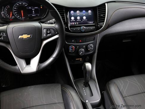 Used 2020 Chevrolet Trax LT w/ LT Convenience Package FWD image 16