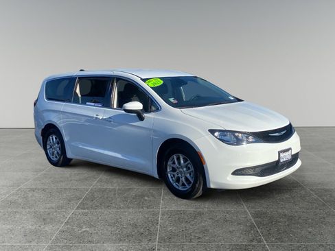 Used 2023 Chrysler Voyager LX FWD image 7