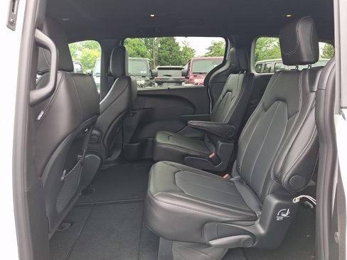 Used 2026 Chrysler Pacifica Select FWD image 6