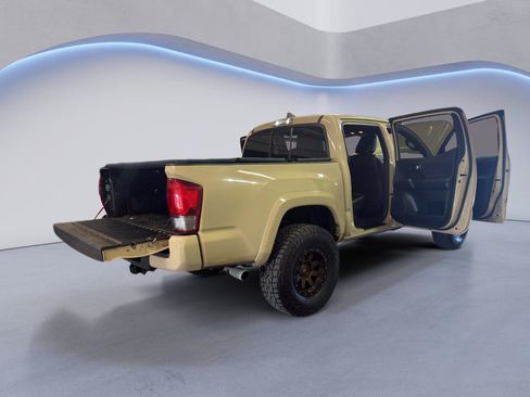 Used 2016 Toyota Tacoma TRD Sport w/ Exterior Package AWD/4WD image 14
