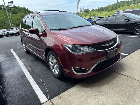 Used 2017 Chrysler Pacifica Touring-L w/ Tire & Wheel Group FWD image 10
