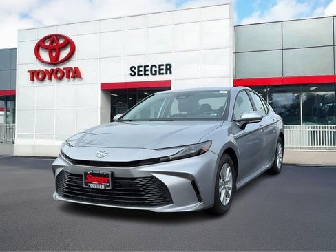 Used 2025 Toyota Camry LE image 6