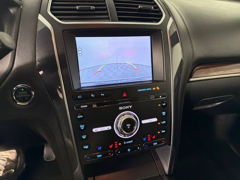 Used 2017 Ford Explorer Platinum image 17