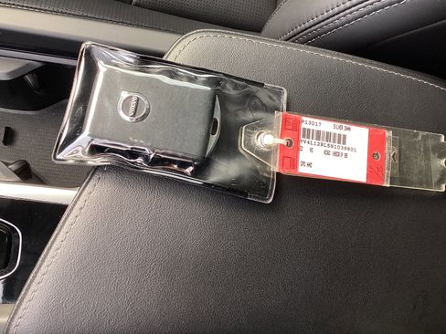 Certified 2022 Volvo XC60 B5 Inscription w/ Climate Package image 38