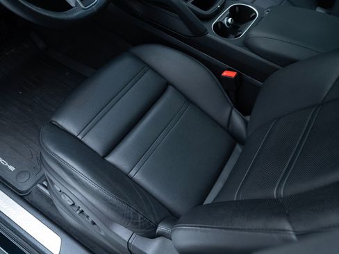 Used 2022 Porsche Cayenne Platinum Edition image 16